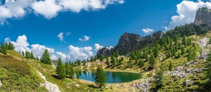 L&rsquo;incantevole Lago Nero alle pendici di Rocca la Meja, iconica montagna della Valle Maira