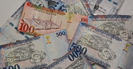 Saudi Riyal banknotes of five hundred riyals and one hundred riyals, with exchange