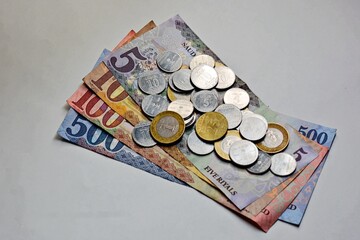 Saudi Riyal banknotes of five hundred riyals and one hundred riyals, with exchange