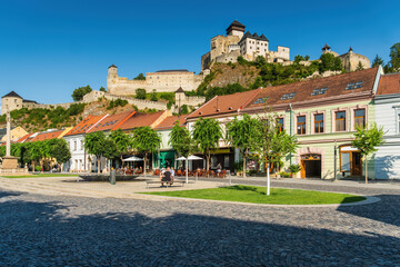 Der Friedensplatz in der Altstadt von Trenčín, im Hintergrund die Burg Trenčín,...