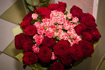 Photo of a bouquet of roses in red tones