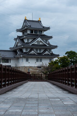 橋の先にそびえる日本の城