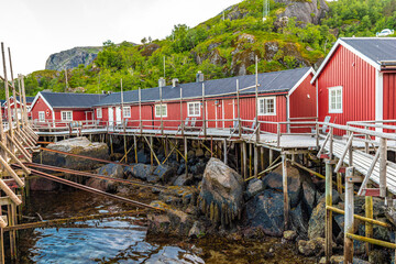 Nusfjord, un piccolo villaggio di pescatori delle isole Lofoten, riconosciuto dall&rsquo;Unesco come progetto pilota per preservare l'architettura tradizionale norvegese.