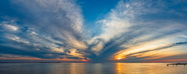 Panorama über die Nordsee bei Utersum auf Föhr mit dramatisch verfärbtem Abendhimmel und...