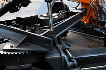 Large trailer slewing mechanism with hydraulic system. Large gear to assist in trailer turning....