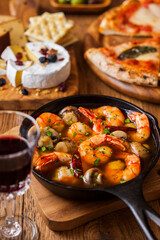 【えびとマッシュルームのアヒージョ】オリーブオイルと大蒜で海老とマッシュルームを煮込みます。ワインと楽しむスペイン料理。