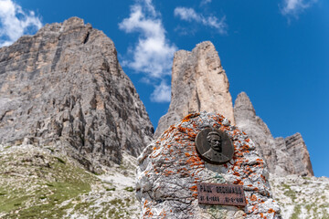 Gedenkstein für Paul Grohmann vor Dolomitengipfeln