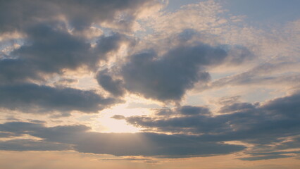 Obraz premium A Beautiful and Colorful Cloudy Sunset Over a Tranquil and Peaceful Horizon Awaits You