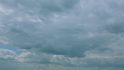 Obraz premium The skies are overcast, showcasing dynamic clouds with intricate and captivating patterns