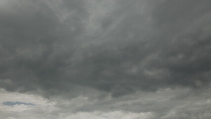 Obraz premium Moody Overcast Skies Presenting Dramatic Cloud Patterns That Capture the Imagination