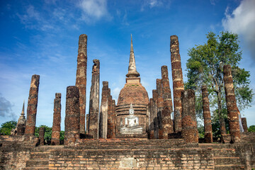 Obraz premium View of the archaeological remains of the Wat Sa Si temple in the Sukhothai Historical Park with its Buddha