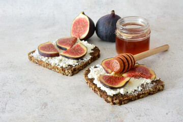 wholegrain toasts with slices of fig, cheese and honey vitamins