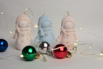 Three Decorative Snowmen with Christmas Balls and Garland Background — Festive Winter Scene for...