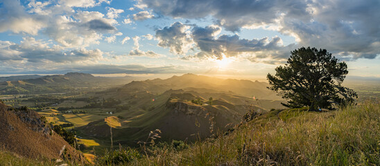 ニュージーランド　ホークス・ベイ地方にあるテ・マタ・ピーク頂上からの風景と夕陽