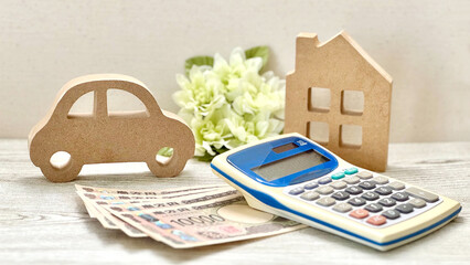 車と家の小物とお金と計算機_白板背景