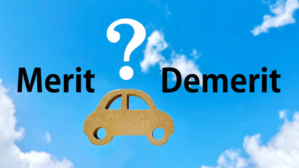 車のナチュラル小物とMeritとDemerit文字とクエスチョンマーク_青空背景