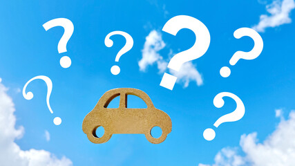 車のナチュラル小物とたくさんのクエスチョンマーク_青空背景