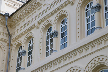 Obraz premium The image displays windows framed with elegant cladding