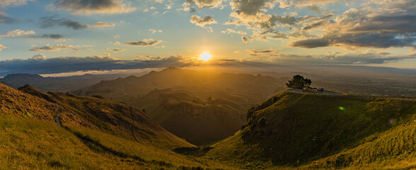 ニュージーランド　ホークス・ベイ地方にあるテ・マタ・ピーク頂上からの風景と夕陽