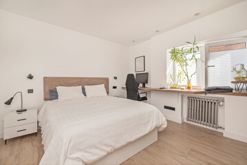 Minimalist style: A room with a double bed, neutral colors, and a touch of sophistication