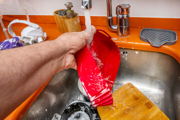 The sink as a modern art gallery: a sculpture of your plates and cutlery crossed under a 'fountain' of water
