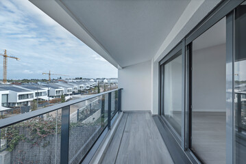 Integration of terrace windows with a ventilated façade using continuous gray profiles