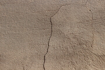 A close-up shot of a cracked wall © Oualid