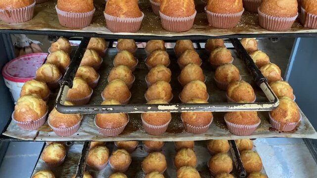 Madalenas reci&eacute;n hechas en el obrador de una panader&iacute;a