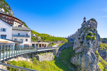 Panoramablick auf die Aussichtsterrasse des Wendelstein, mit Wendelsteinhaus, Sendeanlage des...