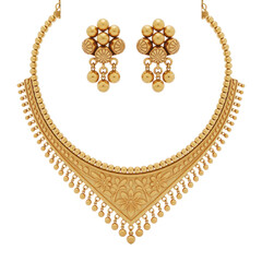 Obraz premium Exquisite gold necklace and matching earrings set featuring intricate detailing isolated on transparent background