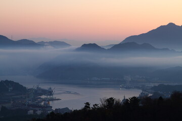 雲海が浮かぶ港
