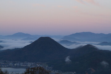 夜明けの雲海に浮かぶ山々