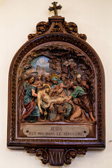 Pont à Marcq, France le 29 juillet 2025 : Représentations des 14 étapes du chemin de croix de Jésus en l'église de Pont à Marcq