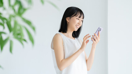 スマートフォンを使う笑顔の女性