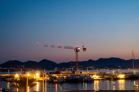 Grues mobiles CACES R487 illumin&eacute;es la nuit au port de Cannes
