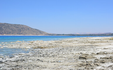 Fototapeta premium Lake Salda Turquoise Waters Meet the White Sands of Turkey