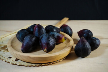 Fresh, ripe dark figs, typical of summer. Sweet, juicy, and natural fruit, perfect for healthy, organic and seasonal food concepts focused on nutrition and natural eating.