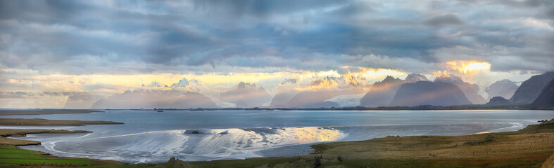 Obraz premium Captivating view of Vatnajokull Glacier at sunset.
