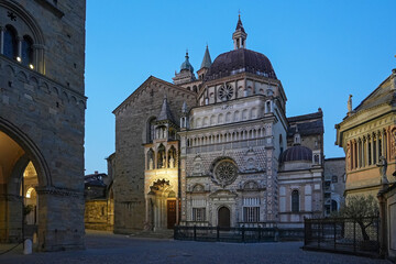 La Basilica di Santa Maria Maggiore e la Cappella Colleoni in Citta Alta a Bergamo alle prime luci dell'alba