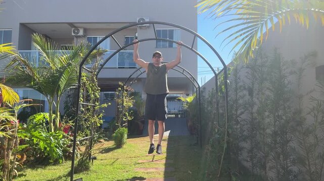 homem faz treino em area externa 