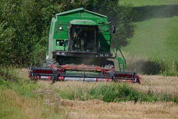 Mähdrescher bei der Ernte von vorne