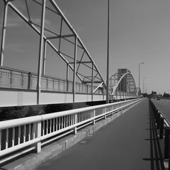 多摩川専用橋と青空が広がる風景。