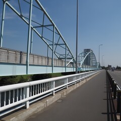 多摩川専用橋と青空が広がる風景。