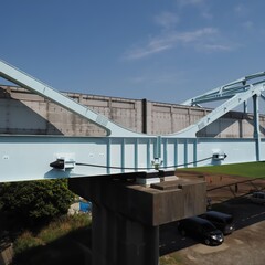 多摩川専用橋と青空が広がる風景。