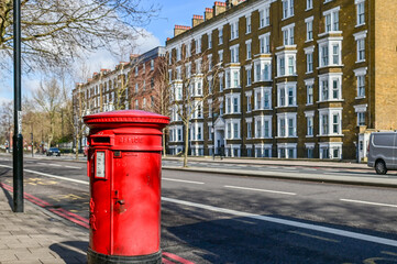 ロンドン街中にある郵便ポストの風景