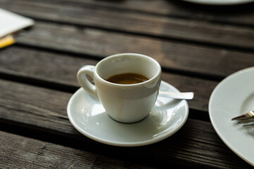 tazza di caffè espresso su un tavolo di legno, all'aperto, di giorno