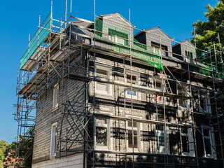 Ein Gerüst vor einem mit Schiefer gedeckten Haus in Wuppertal, Deutschland