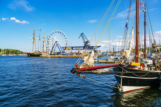 Segelschiffe auf der Warnow w&auml;hrend der Hanse Sail in Rostock