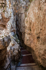 It is a magical place that is located in Gaeta and that every year attracts thousands of visitors fascinated by the three cracks on the promontory.