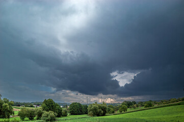Gewitterstimmung über einer Kulturlandschaft